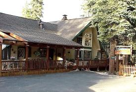 Mountain Top Bed and Breakfast: Front view from street