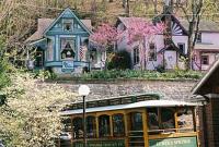 Cliff Cottage Inn: Cliff Cottage Hillside View from Downtown
