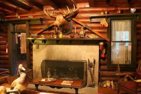 Seven Pines Historic Lodge: Parlor
