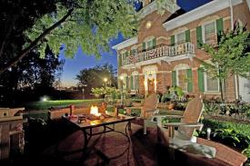 Cloran Mansion Bed and Breakfast: Mansion at dusk