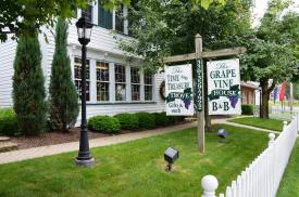 Grapevine House Bed & Breakfast: Main Guest House & Gift Shoppe