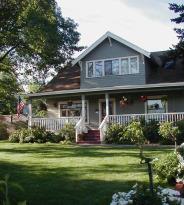 Oak HIll Bed & Breakfast: Front porch and yard, six car parking to right.