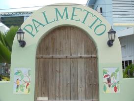 Palmetto Guesthouse: Front Gate to Property