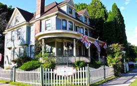 The Red Kettle Inn Bed and Breakfast: Exterior of house