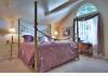 The Oval Door Bed and Breakfast Inn: guest room