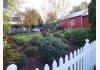 Grapevine House Bed & Breakfast: Manicured Lawn
