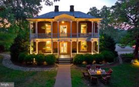 Red Hill Bed and Breakfast: Front of Home