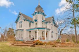 Laurel Manor House Bed and Breakfast: 1110 Montgomery Street Front Porch 