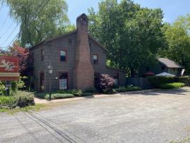The 1795 Acorn Inn: Outside of Inn