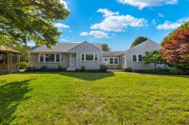 Beautiful Cape Cod B&B / Motel near Beaches: Street View
