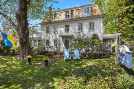 Old Manse Inn: front of Inn