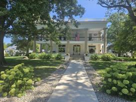 White House on Main: Front of House