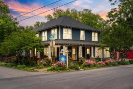 Wildflower Bed and Breakfast on the Square: 