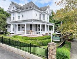 The Gables Inn Bed & Breakfast: Side View of Inn