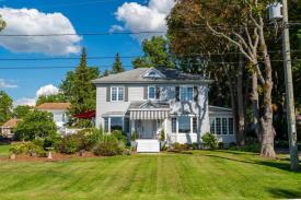 Frog Point Inn 1738 Courtright Line : 