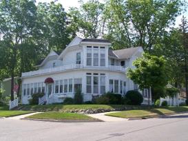 Petoskey "Serenity" B&B: Front view-well maintained