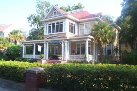 Two Suns Inn: Front facing waterway