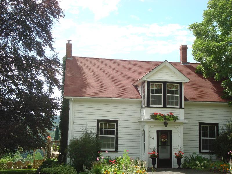 Vineyard Haven Bed & Breakfast Bear River, NS Inn for Sale