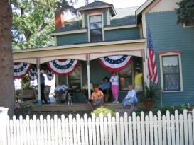 Main Street Inn B&B: Guests watching the 4th of July Parade