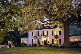 A Williamsburg White House Inn: 