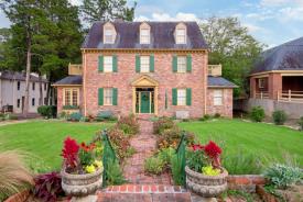 Colonial Williamsburg Inn for Sale : Exterior of Williamsburg VA Inn for sale