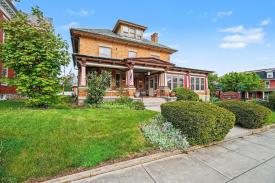 Walton Manor Inn: Front View Of Property