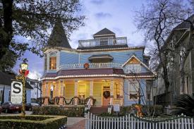 Sara's Inn: Front View