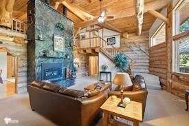 Bear Paw Lodge in Seward, Alaska: The living room of the lodge