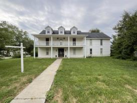 Formerly the Country Colonial Bed & Breakfast: 