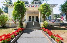 Coos Bay Manor Bed & Breakfast: Front Exterior