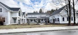 Stowe Vermont's Maple House Manor: Full view of inn & guest wings from street