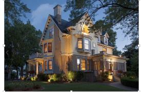 Honeybee Inn B&B: House at night