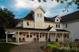 13-Suite Boutique Iowa Inn - Okoboji-Spirit Lake: Exterior - Front of Property