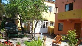 Casa Newen Bed and Breakfast: Backyard