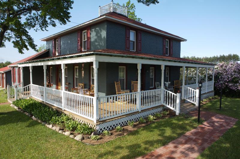 Torch Lake Area B&B for sale Bellaire, MI Inn for Sale