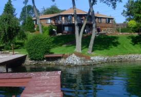 Niagara River Inn: View of home from the Dock/Niagara River