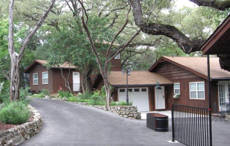 Gruene Oaks Lodge New Braunfels, TX Inn for Sale