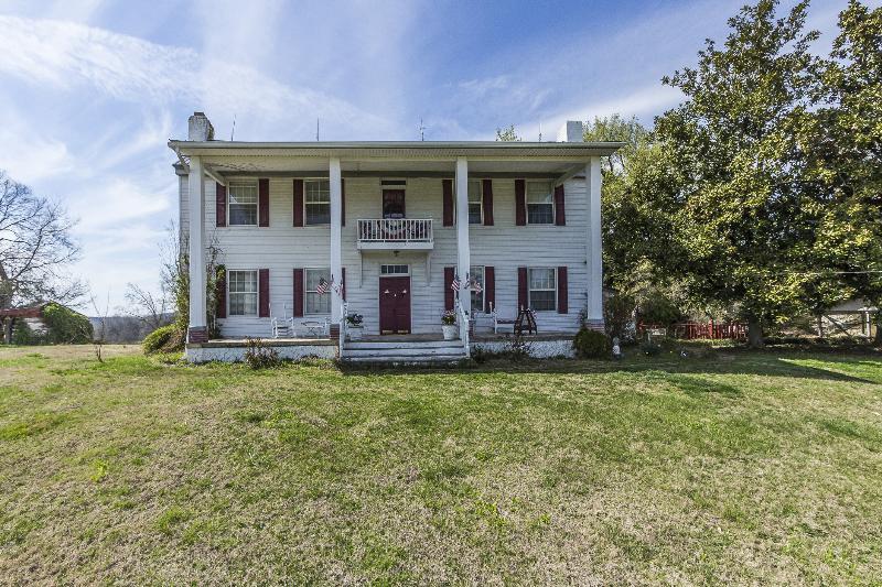Pinhook Plantation House Calhoun, TN Inn for Sale