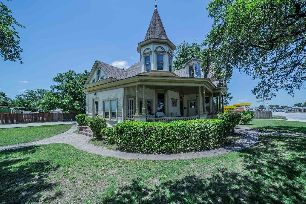 The Historical Gillen House Lampasas, TX Inn for Sale