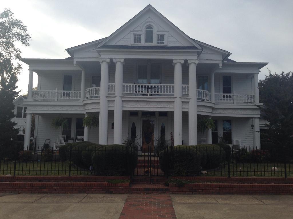 The Carriage House Inn - Mena, AR Inn for Sale