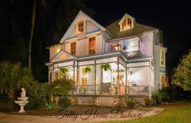 Seven Sisters Inn: Front View of Inn