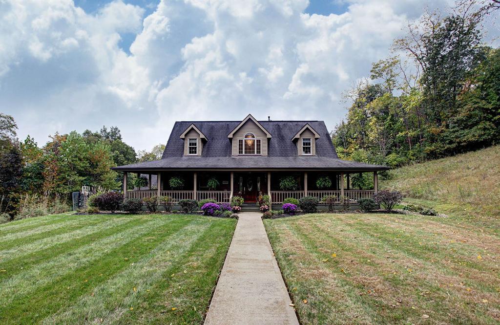 Hocking Hills Cape Cod Logan, OH Inn for Sale