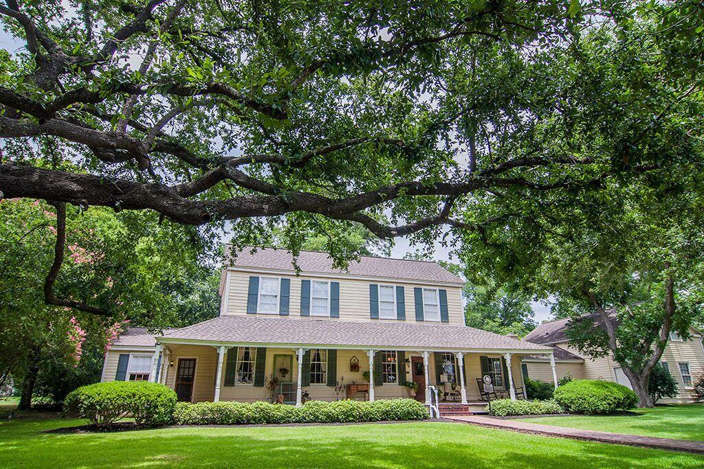 Hodge Podge Lodge Montgomery, TX Inn for Sale