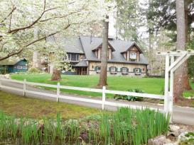 Bare's Lair Bed & Breakfast: View of The Estate as you enter	