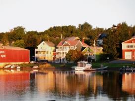 The Water's Edge Inn & Gallery: Waterfront in front of Inn
