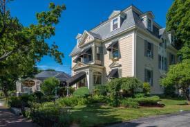 The Coach House Inn: Exterior Front