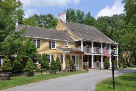 The Bird & Bottle Inn: Front