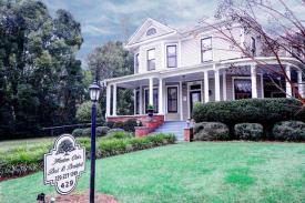 Freedom Oaks Bed & Breakfast: Front View