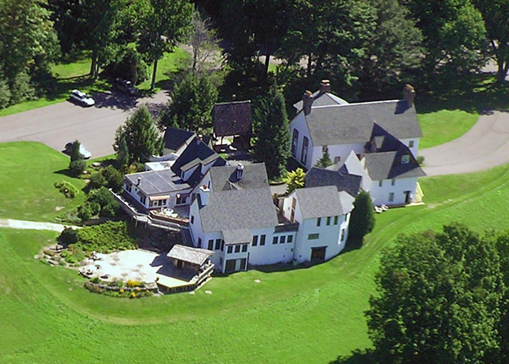 Stone Bridge Inn Stone Bridge Inn & Restaurant - Union Dale, PA Inn for Sale