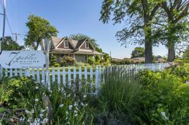 7 Gables Pensione Bed and Breakfast: Corner View